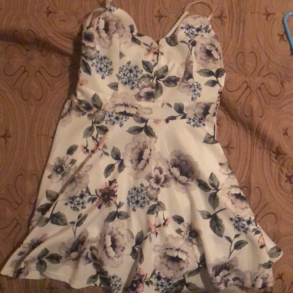 Selling a cute mini floral dress from Fashion nova